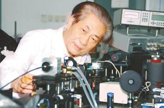 的"介电体超晶格材料的设计,制备,性能和应用 " 完成人:闵乃本,朱永元