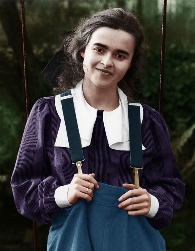 在女王与女巫之间自由切换的英伦玫瑰海伦娜伯翰卡特