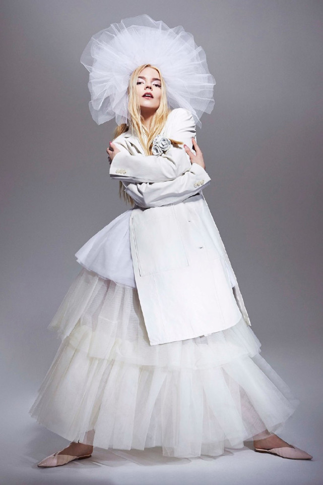 安雅泰勒乔伊2月号时尚大片女巫的气场简直就是全开了