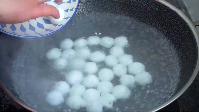 元宵节到了教你汤圆新吃法咬一口外酥里糯出锅就被扫光