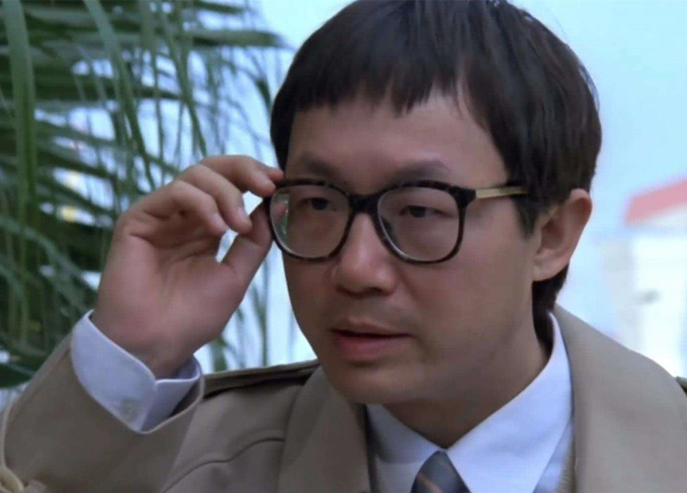 77岁许冠文罕见露面打扮朴素精神好曾因坚持艺术创作被妻子骂