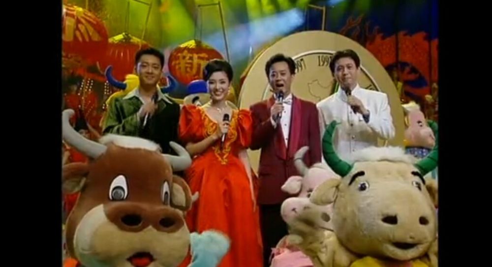 1997年央视春晚,周涛就站在了最当红的三位央视男主持人朱军,程前