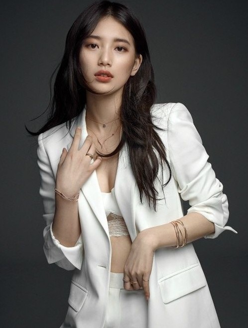 裴秀智也玩起了甜美风,黄色毛衣在镜头下,简直美出天际