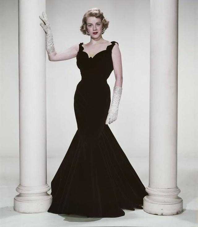 1956年christian dior 设计的小黑裙剪裁变得修身,更突出女性身型的