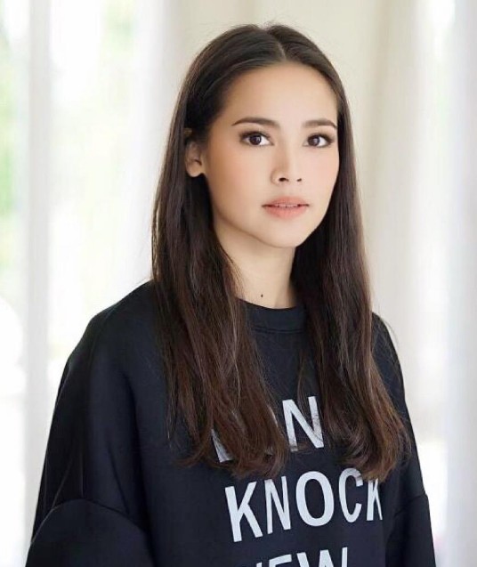 什么是甜美俏丽看看泰国小花yaya身穿粉嫩毛衣少女感十足