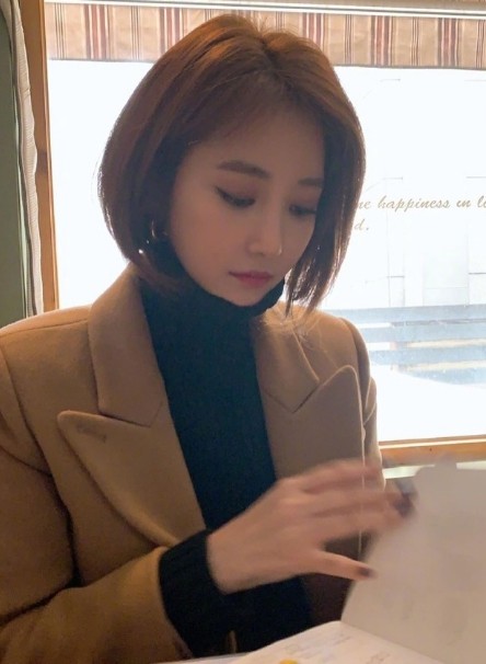 高俊熙也能走气质风棕色西装下的她简直像一个时尚精