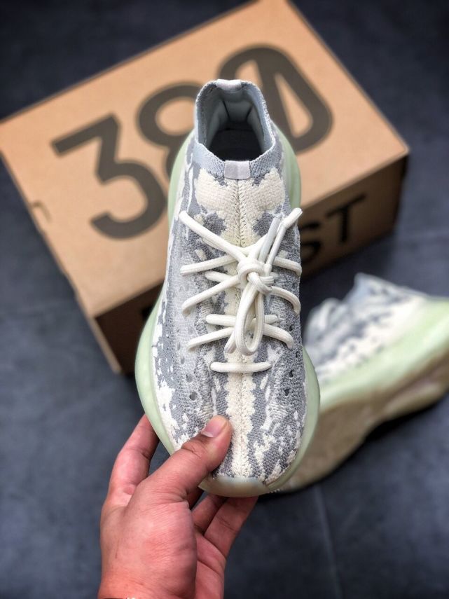 长得像面包这能穿吗阿迪yeezy380外星人开箱测评