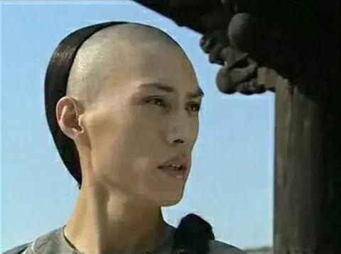 成功人士专业户靳东早年太监造型曝光刚出道时的还没宋小宝帅