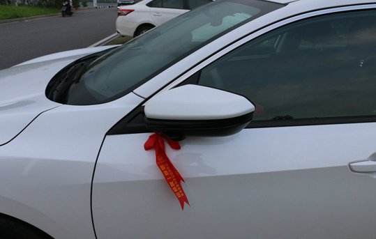 刚买的新车,为什么必须要系红绳?看完你还敢不系吗?