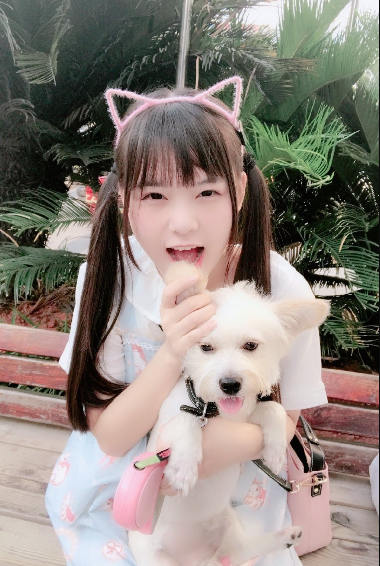 火线妹有史以来最女人的一次!穿上"牛奶液体裙"笑起来时,心都要化了