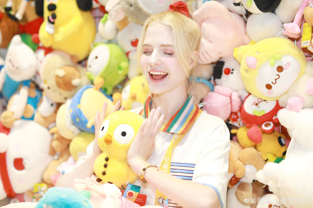 金发碧眼小美女奇葩说星悦更新视频甜美可爱得好吸引人