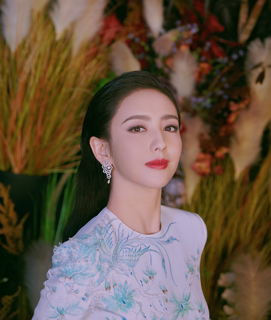 36岁佟丽娅碰上30岁杨颖,同样是冰雪公主造型,一个高贵一个清纯