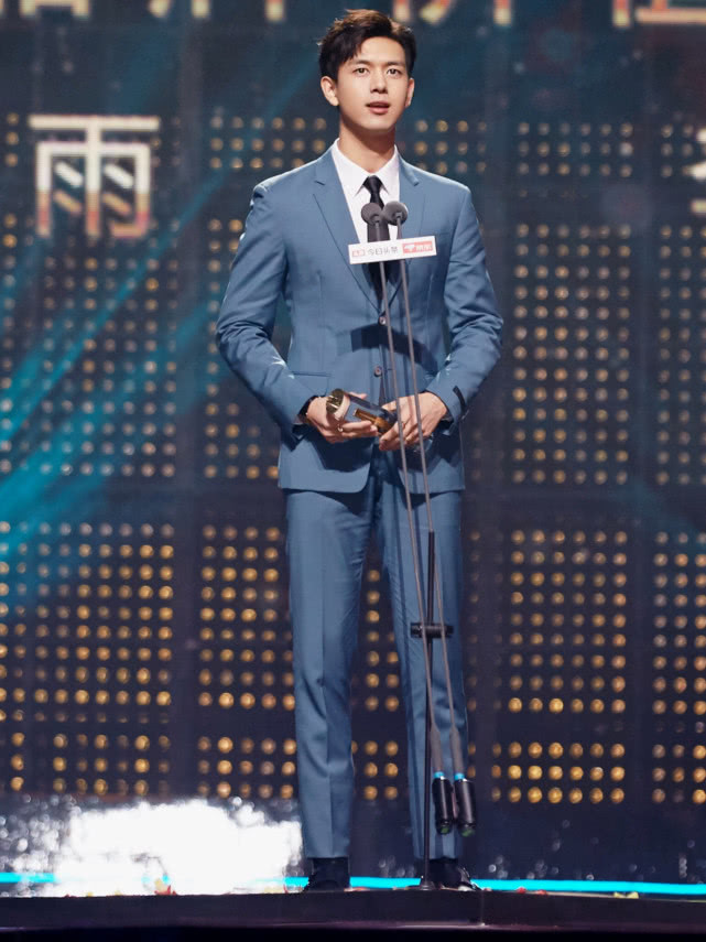 精致的剪裁更是凸显他优越的身高,要知道李现足足有185cm,再加上挺拔