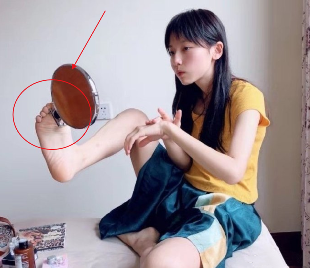 诸葛大力不用手拿镜子?用脚拿镜子的样子太"可爱",这多才多艺谁不羡慕