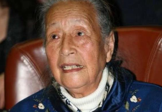 而在剧中演嘎子奶奶的演员是五十多年前电影版小兵张嘎当中的一个演员