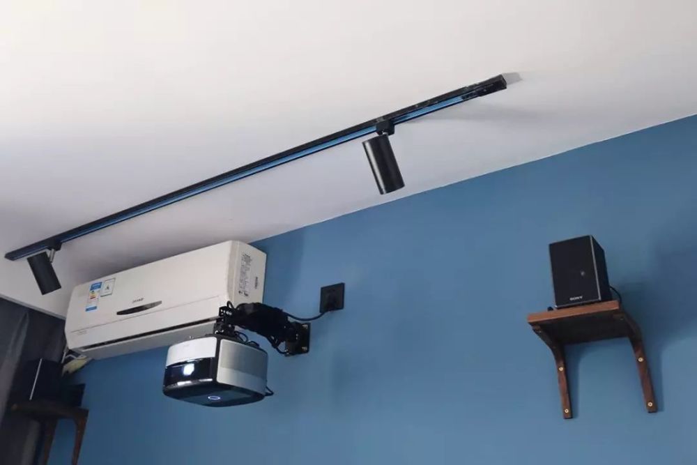 电视或投影仪1个插座,投影可吊装在墙上,或搭配电动吊装支架将其藏在