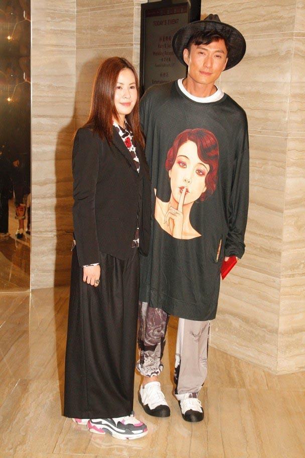 陈山聪陪二婚妻子到寺庙求子手捧巨香跪拜念念有词很诚心