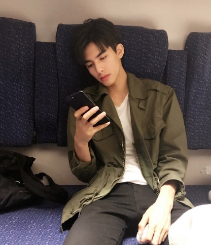 一样的男友衬衫,同是1米9帅哥谁赢了