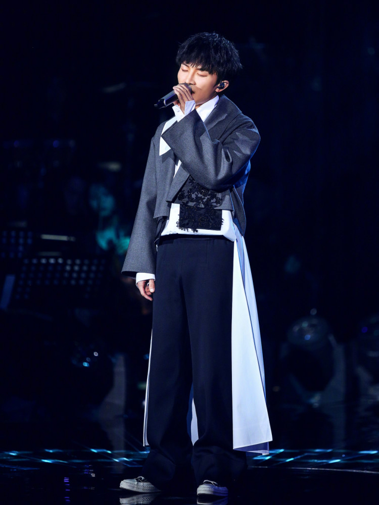 周深身高161cm 穿衣却很有一套 靠 前短后长 造型气场全开 腾讯新闻