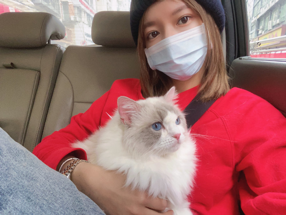 "猫系女孩"程潇,偏爱紧身黑色裤,骑士靴拉出大长腿_腾讯新闻