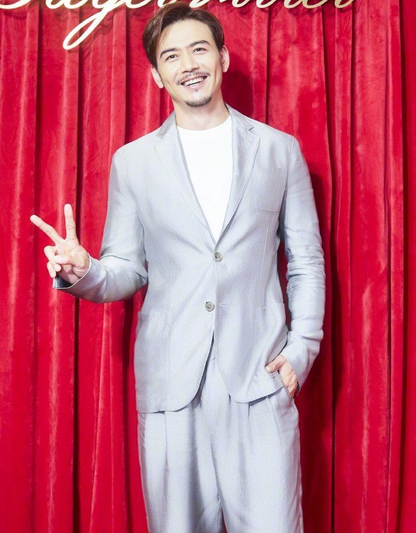 杨烁虽然油腻,但儿子却被称为"最帅星二代",笑起来帅成男主脸