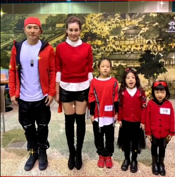 刘畊宏老婆晒全家福小泡芙三兄妹像复制粘贴刘畊宏没有老婆高