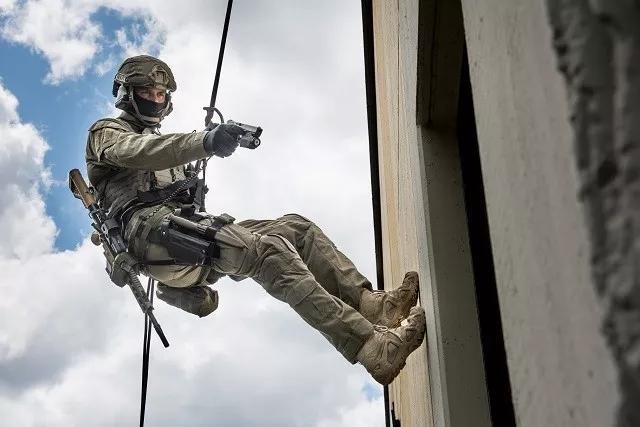 进行索降的gsg 9队员,身背hk416突击步枪真的不是特种部队很多人都会