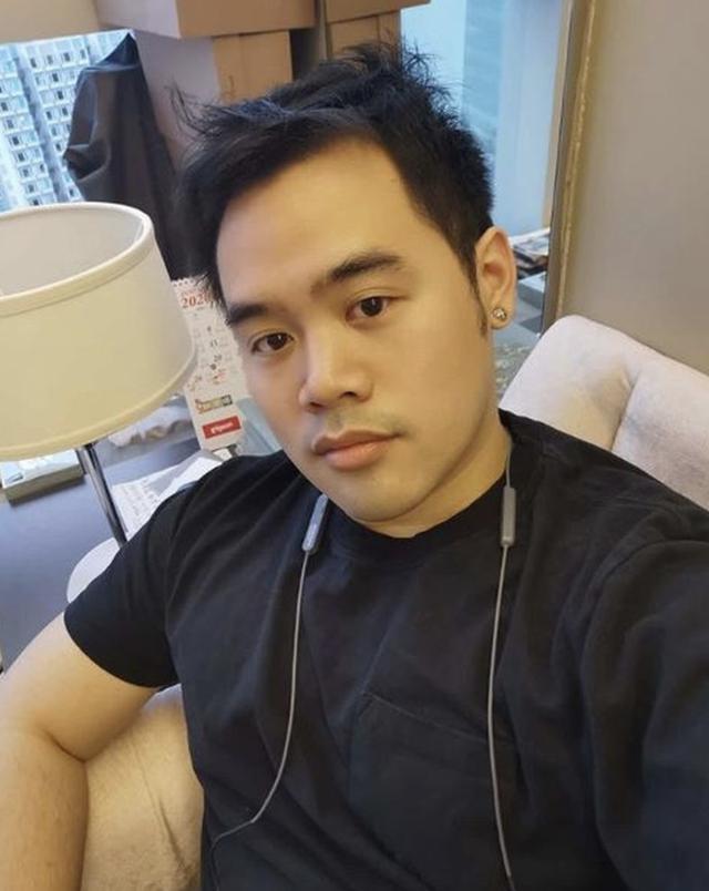 钟镇涛30岁长子钟嘉浚晒地铁车厢独照庆祝生日,身材微胖略显落寞