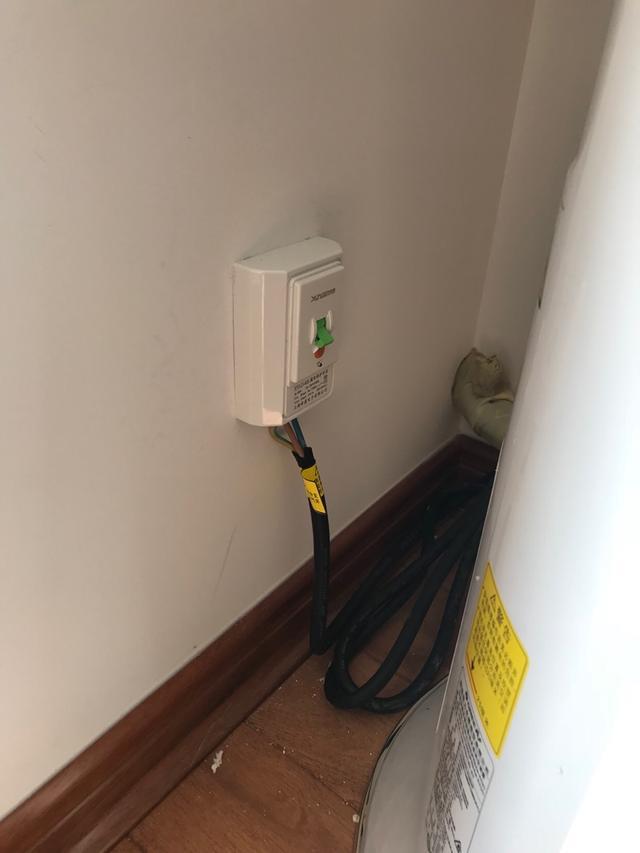 装修时直接给柜机空调预留这种插座安装空调时能省下一百元