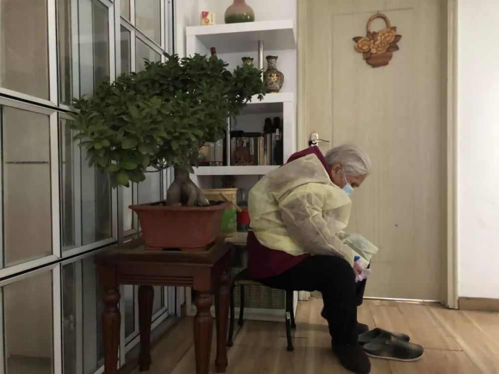 90岁奶奶全网刷屏:我阳性也无所谓了 卖房也想让儿活(图)