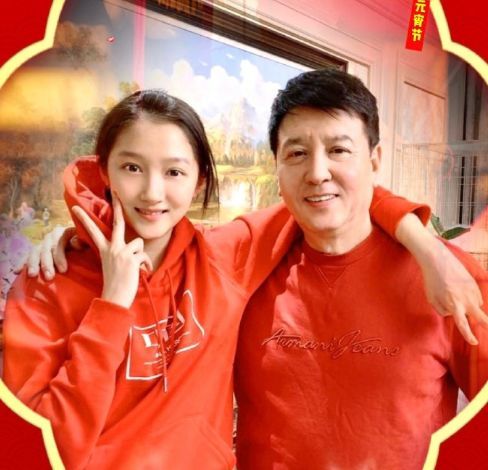 关晓彤和爸爸合影送祝福,手搭爸爸肩膀超有爱,父女穿红衣很喜庆_腾讯