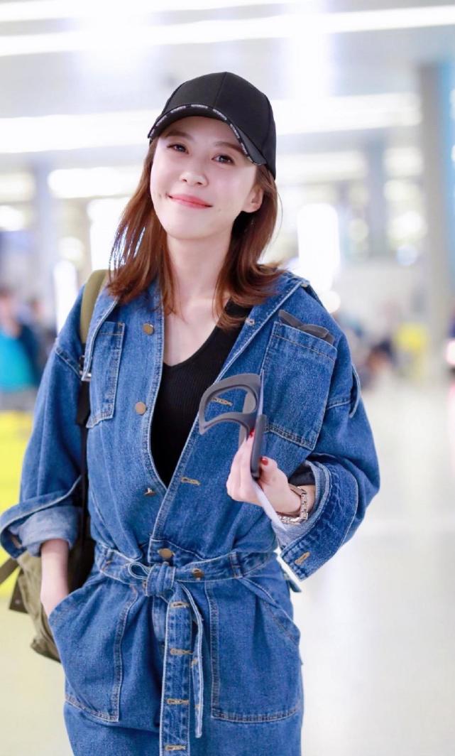 李金铭终于红了锁骨短发搭配牛仔连衣裤走机场高级又时髦
