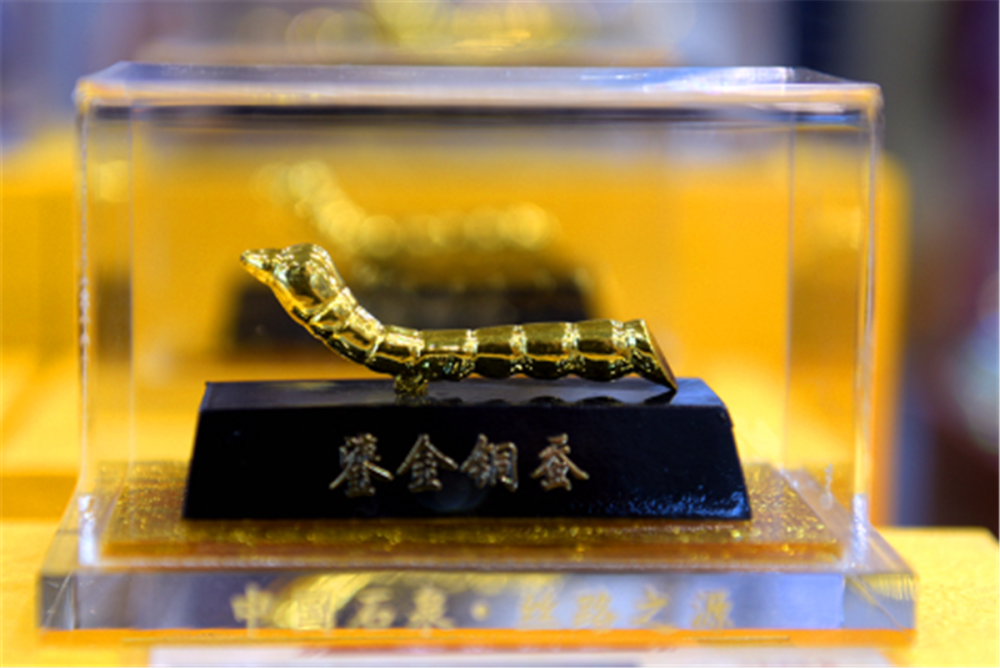 84年陕西老人淘到"金蚕",拒绝文物贩子高价收购,无偿捐献国家