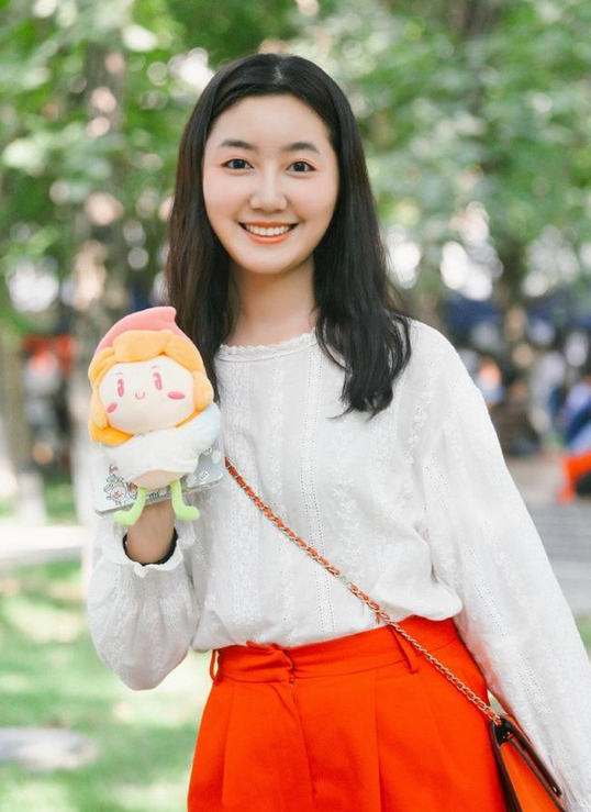 "点读机女孩"高君雨长残了!蒜头鼻还有婴儿肥,和儿时反差太大