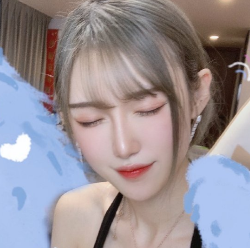 腐团儿在家晒自拍照,把半张屏幕都挡住后,身后物品还是暴露年龄