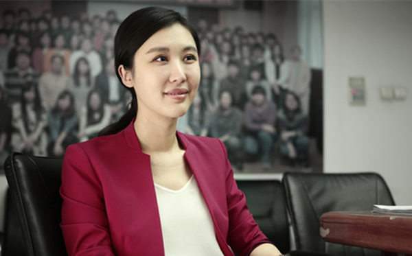 看看田朴珺蜕变史,如今优雅与知性并存,网友:贵族来了!