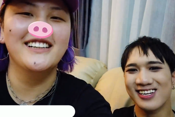 赤木刚宪与韩美娟同游泰国卧室后边的拖鞋抢镜目测是双人的