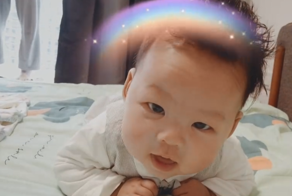 马剑越和老公为儿子庆百天,三条单眼皮趴床上流口水吐泡,萌翻!