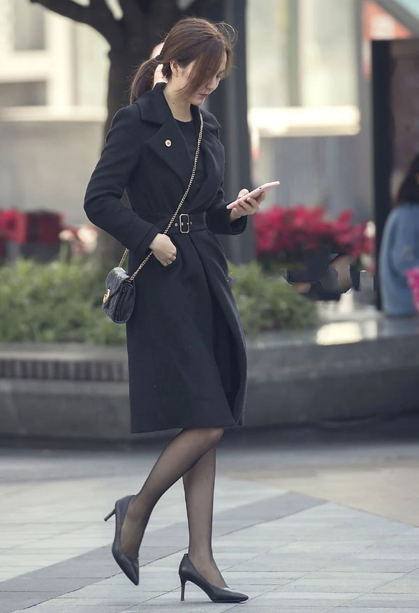 丝袜搭配最走心,宽松的大衣依旧挡不傲人的身材