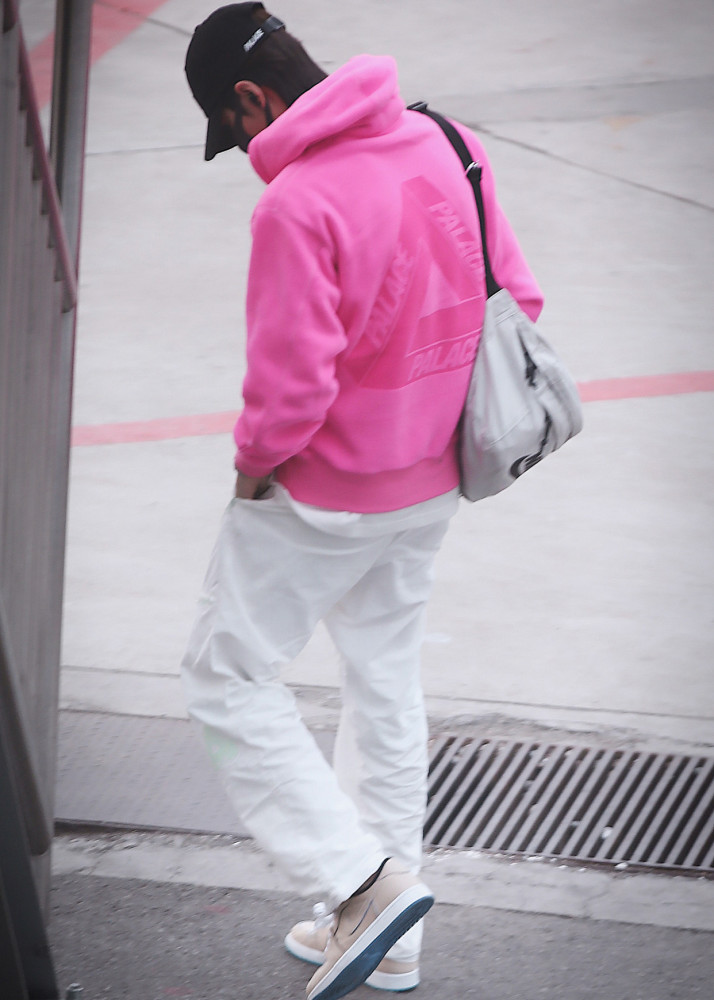 王一博粉色卫衣的照片图片