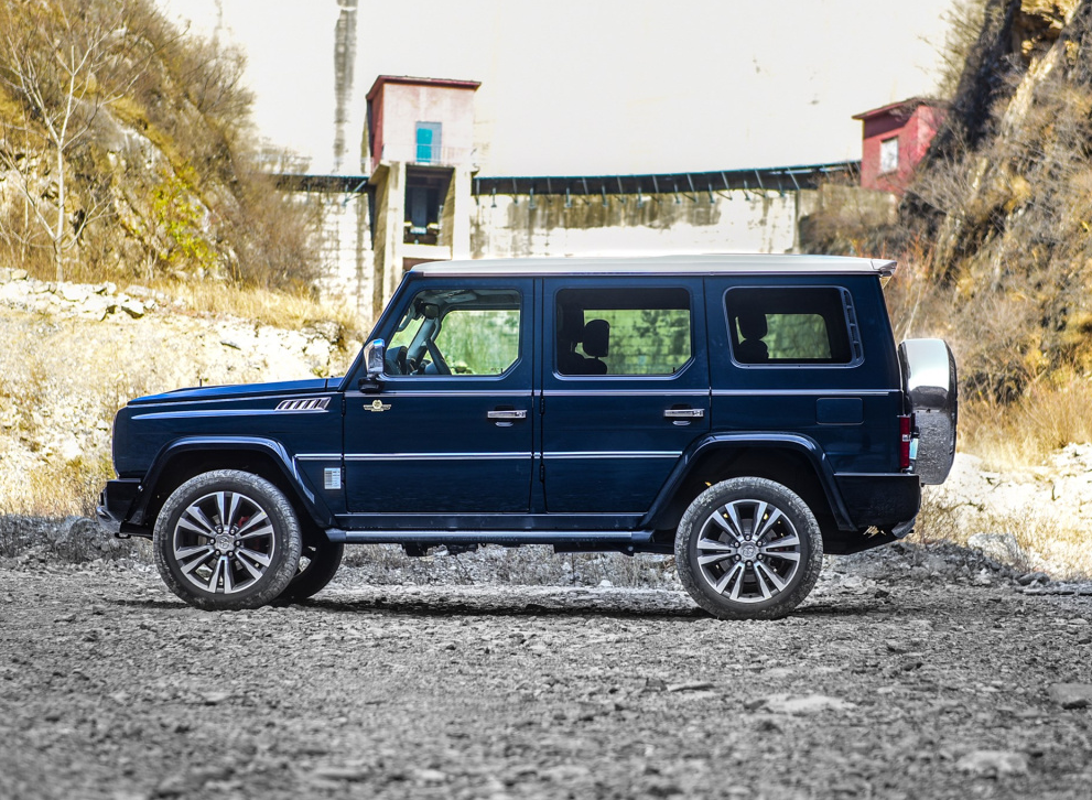 北汽甩大招新款硬派越野车搭载v6动力配沙漠灰涂装