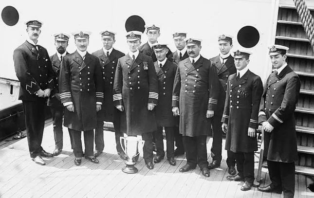 卡帕西亚号船长罗斯特伦和船员后来有专家针对由此引发的关于企业危机