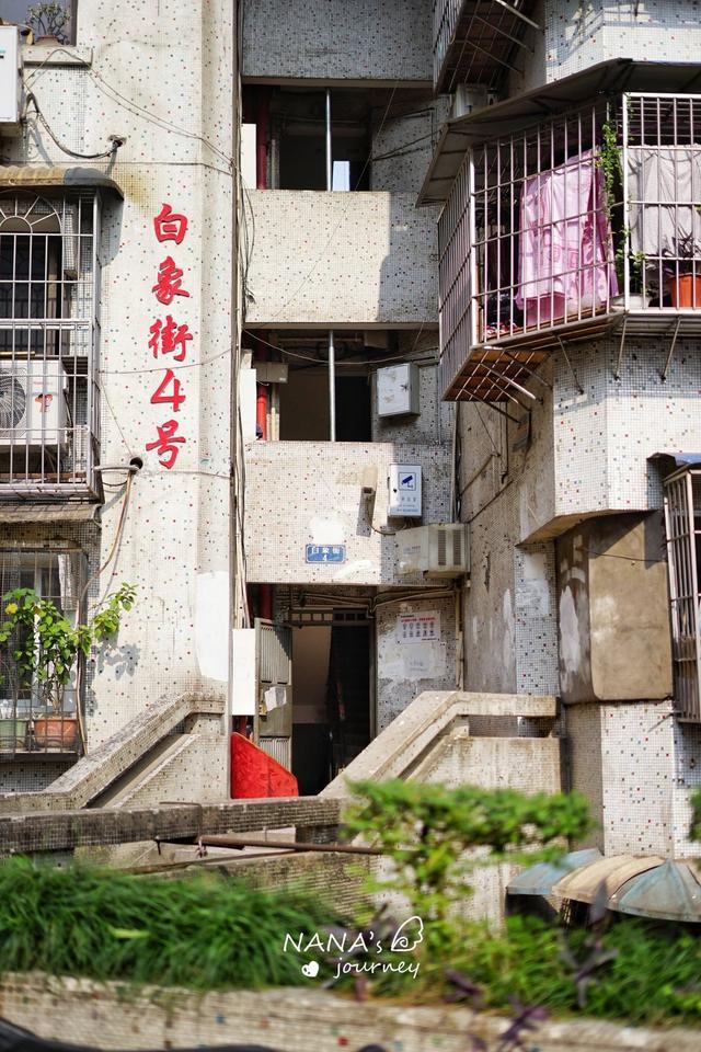 中入口平台不仅作为居民楼的停车场,也依着白象街来设立了门牌号,14层