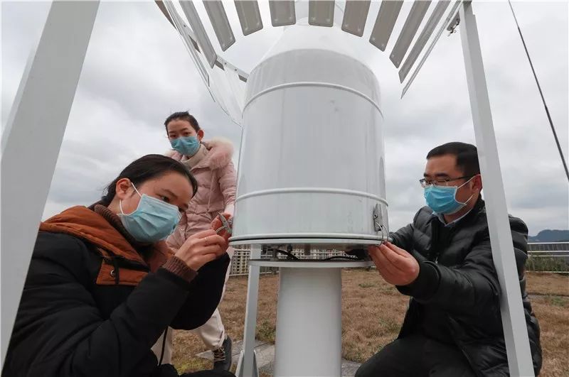 工作人員在排查翻鬥式雨量器故障工作人員使用雨量標準器對備份站雨量