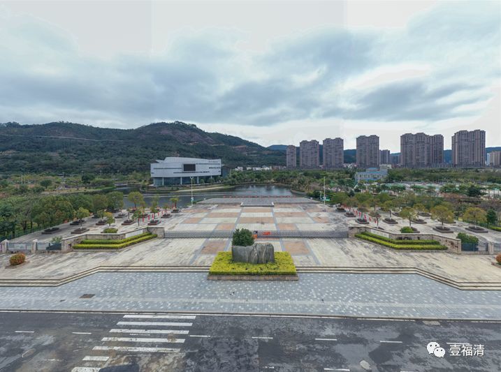 龙江公园冷清了.玉融环山栈道上,不见了人影.各色商店早已闭门谢客.