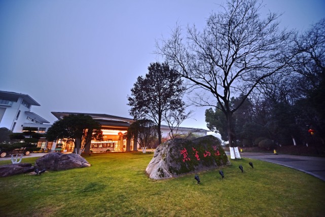 坐拥紫金山千亩湖光山色,南京紫金山庄,美食美景尽享