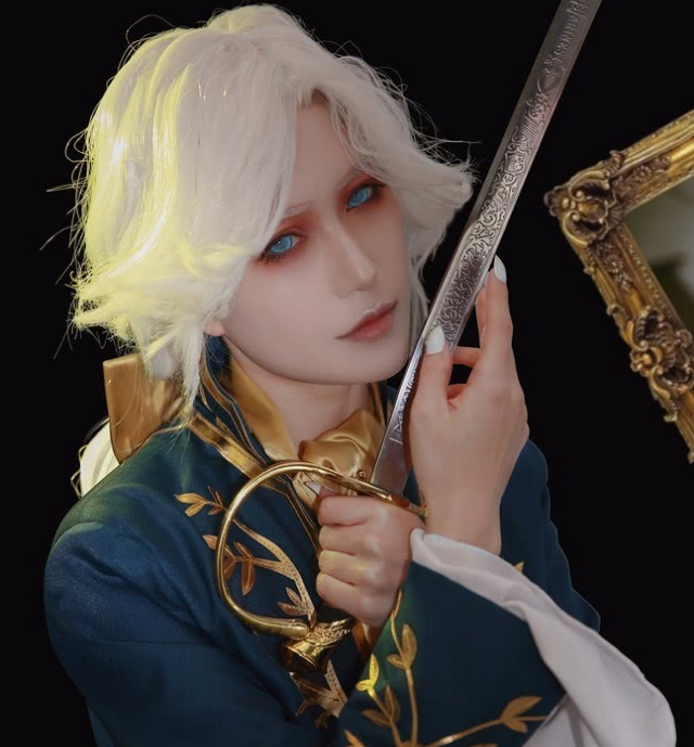 小哥哥cos约瑟夫,身边黑白照片成为焦点,网友:泪目了