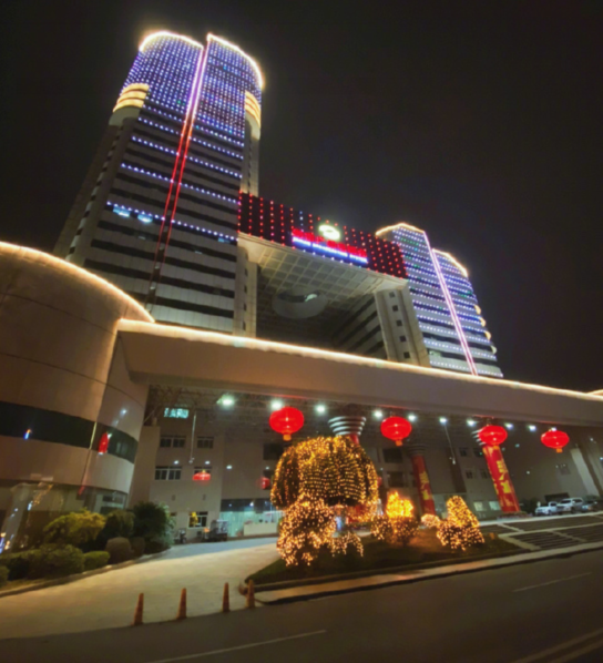 他们身后就是湖南广播电视台大楼,杜海涛和妈妈特意拍摄一张合影留念