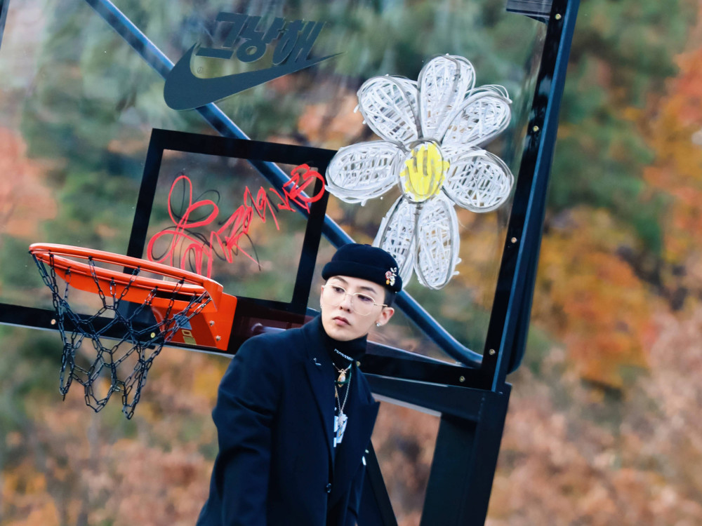 权志龙带货堪比李佳琦?小雏菊球鞋秒售空,"流浪风"穿搭更潮酷