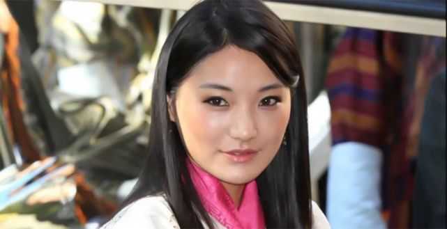 他是不丹最英俊国王,两任前女友一个王后,谁是他的最爱